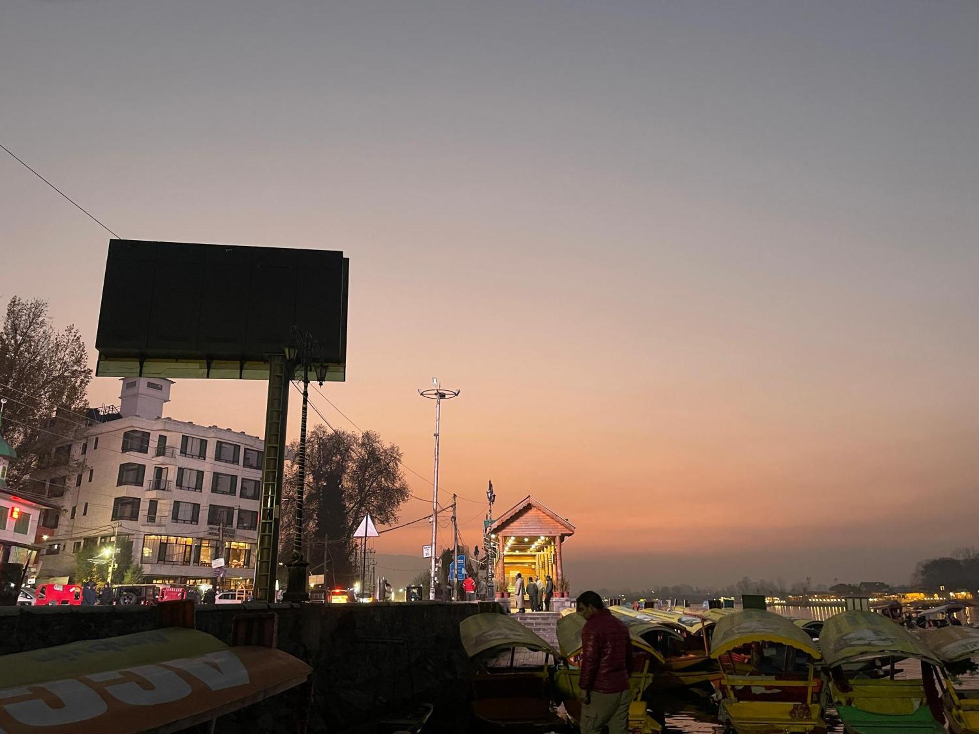 New Manhattan Hotel Srīnagar Buitenkant foto